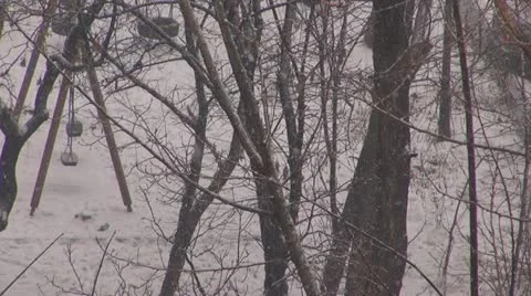 Empty playground.Empty merry-go-round,winter. Vídeos de archivo 22425710