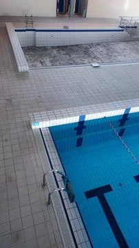 Empty Pool Renovation in a Public Pool. Sports Season Preparation Concept Foto stock