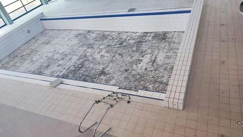 Empty Pool Renovation in a Public Pool. Sports Season Preparation Concept Foto stock