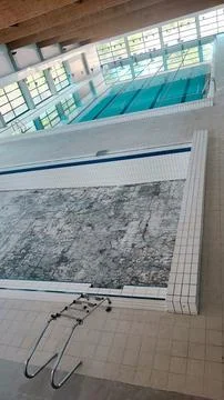 Empty Pool Renovation in a Public Pool. Sports Season Preparation Concept Foto stock