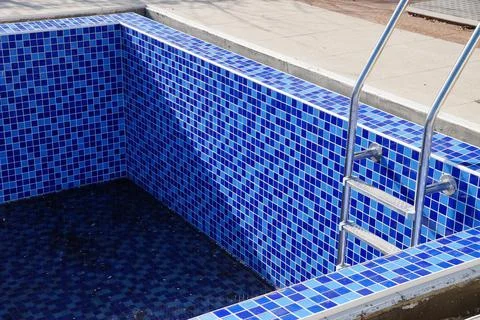 Empty pool without water with stairs on a sunny day Foto stock