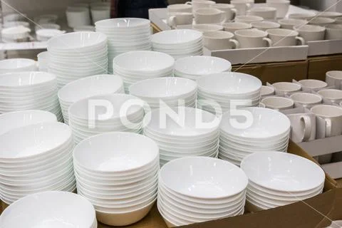Empty porcelain bowls in supermarket Stock Photos
