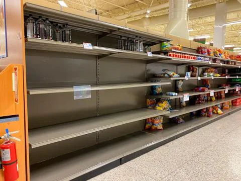 Empty potato chip display shelves at a Publix grocery store due to the people Foto stock