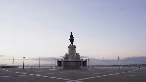 Empty Praça do Comércio at sunrise Vídeos de archivo 124463666