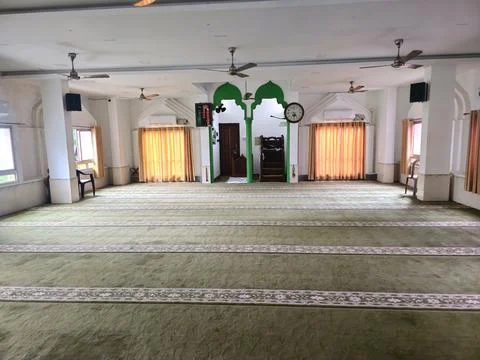 An empty prayer hall in a mosque Stock-Fotos