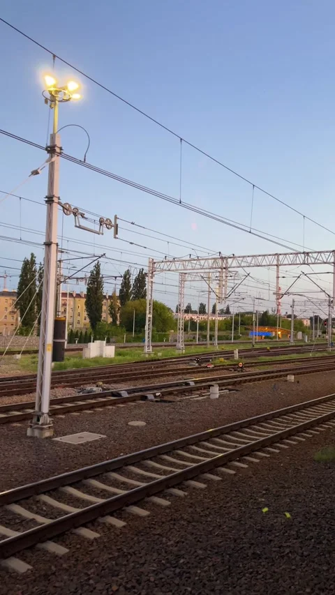 Empty railway platform at the Lublin Glowny train station in Poland. Vídeos de archivo 345253551