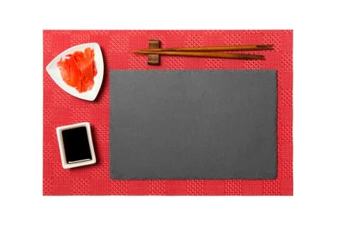 Empty rectangular black slate plate with chopsticks for sushi, ginger and soy Stockfoto's