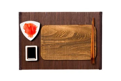 Empty rectangular brown wooden plate with chopsticks for sushi, ginger and so Foto stock