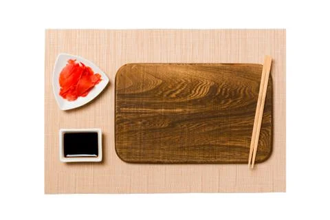 Empty rectangular brown wooden plate with chopsticks for sushi, ginger and so Foto stock