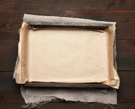 Empty rectangular metal pan covered with brown parchment paper Foto stock