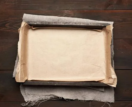 Empty rectangular metal pan covered with brown parchment paper empty recta... Foto stock