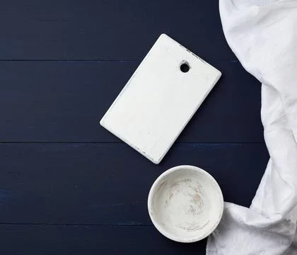 Empty rectangular white cutting kitchen board and round plate empty rectan... Foto stock