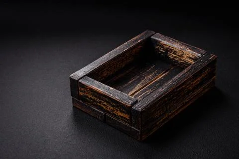 Empty rectangular wooden cutlery box on textured concrete background Foto stock