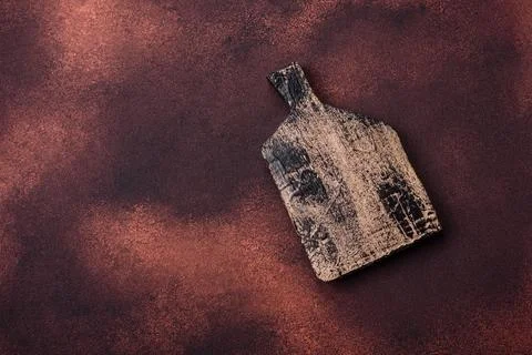 Empty rectangular wooden cutting board on textured concrete background 库存照片