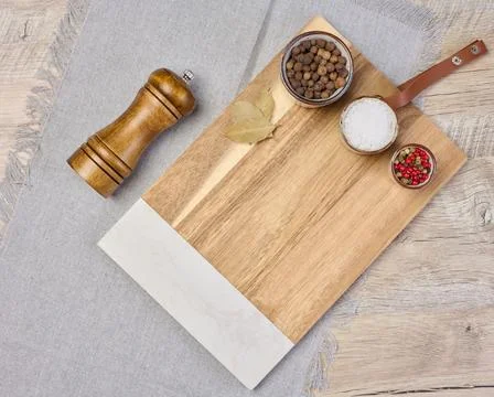 Empty rectangular wooden cutting board on table, top view 스톡 사진