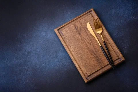 Empty rectangular wooden cutting board on dark concrete background Empty r... 스톡 사진