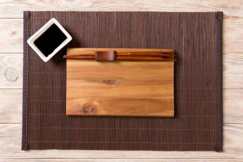 Empty rectangular wooden plate with chopsticks for sushi and soy sauce on woo Stockfoto's