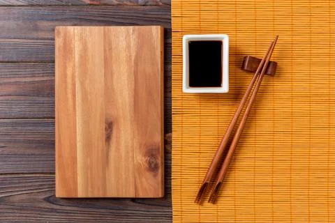 Empty rectangular wooden plate with chopsticks for sushi and soy sauce on woo Stockfoto's