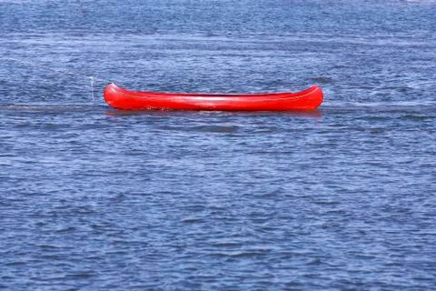 Empty red kayak in the river Stock-Fotos