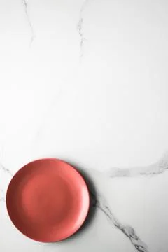 Empty red plate on marble - recipe and restaurant mockup flatlay concept Stock Photos