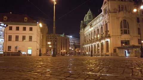 Empty Republic square,Prague center,Czechia,at night,during Covid lockdown. Vidéo 143309647