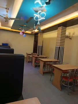 Empty Restaurant Interior with Modern Lighting and Wooden Tables Stockfoto's