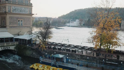 Empty restaurant on the vltava river in Prague city center during coronavirus Видео 142752353
