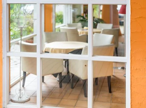 Empty Restaurant, White Table and Chairs Inside a Classy Restaurant 스톡 사진