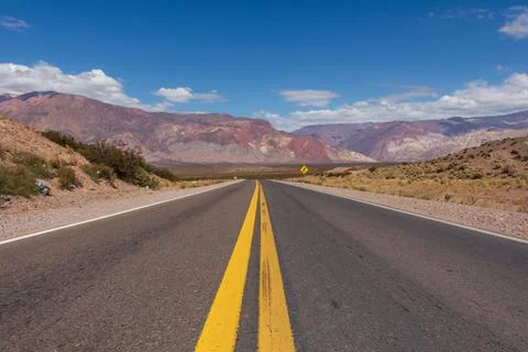 Empty road in Argentina towards the border with Chile in the Andes. Foto stock