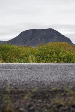Empty road in front of a mountain range with fog. Lovely landscape and toug.. Foto stock