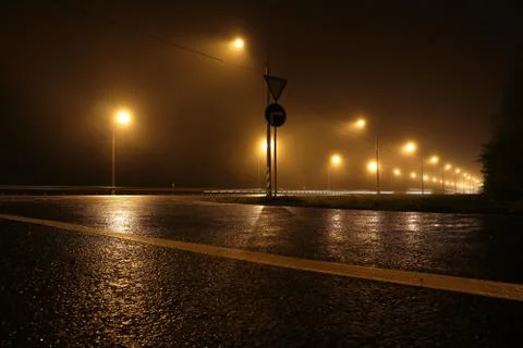 Empty road at night, lit by lanterns Foto stock