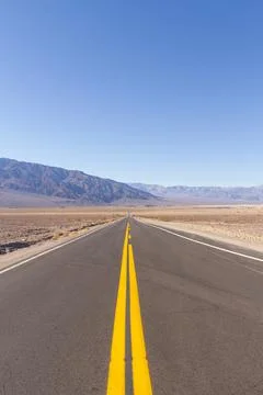 An empty road running straight through Death Valley Fotos de archivo
