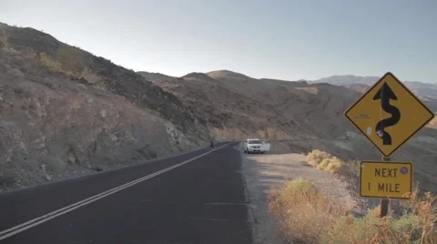 Empty road through the desert, pan across 動画素材 56326890