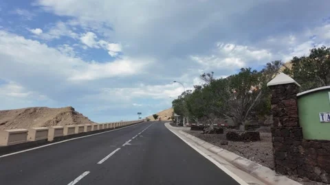 Empty road through tropical landscape with palm trees Vídeos de archivo 341328109