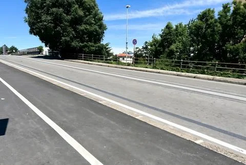 Empty road with trees and a blue sky. Fotos de archivo
