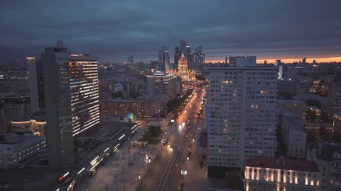 Empty roads in Moscow at night during the coronavirus epidemic Stockbeeldmateriaal 130010438