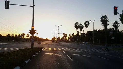 Empty roads on Yom Kippur Eve. 2016, Rokach road, traffic lights, car waits Vídeos de archivo 80160696