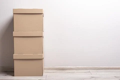 Empty room with cardboard boxes. Foto stock