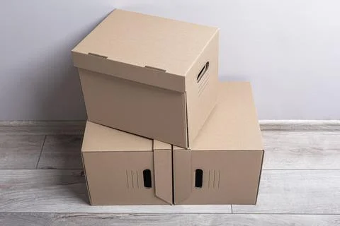 Empty room with cardboard boxes. Stockfoto's