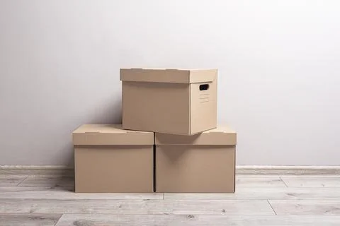 Empty room with cardboard boxes. Foto stock
