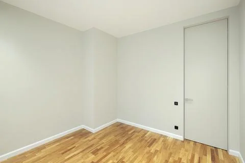 Empty room in flat with door Fotos Stock