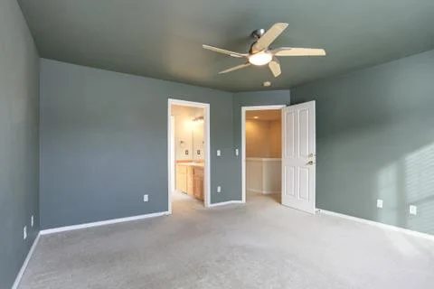 Empty room with grey ceiling and grey walls paint color, view of private  bat Stock Photos