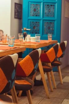 Empty room interior in blue and orange colors, served table and chairs Foto stock