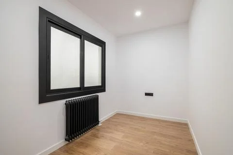 An empty room with a modern version of a plastic window with a black frame and 库存照片