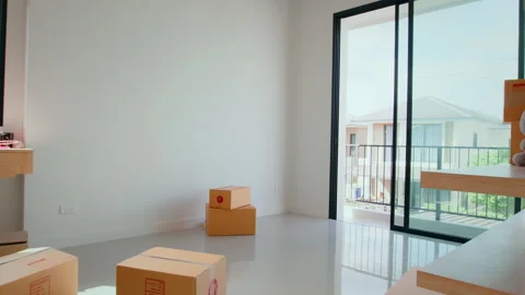 Empty room with moving cardboard boxes on the floor. Stockbeeldmateriaal 341882918