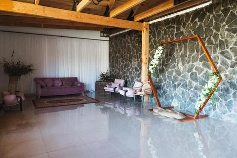 Empty room with stone wall and wooden beams 库存照片