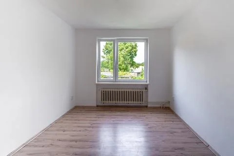 Empty room with window and floor in a panel house Foto stock