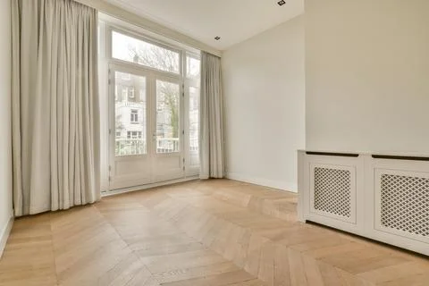 Empty room with window and radiator Fotos Stock