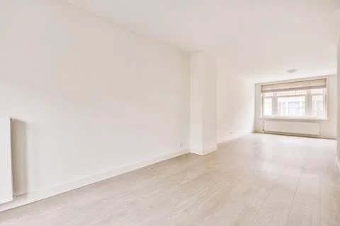 Empty room with window and radiator Fotos Stock