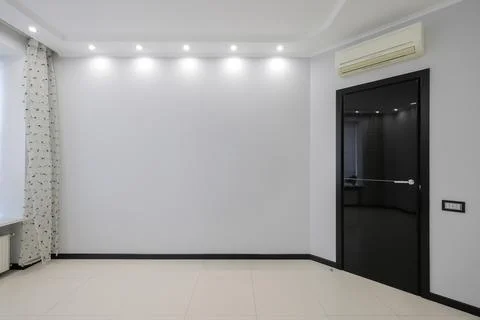 Empty room with window in apartment interior 库存照片